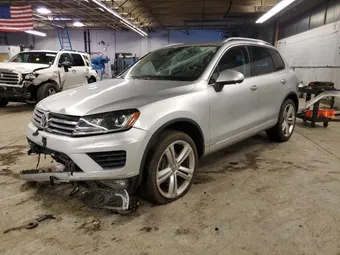 2016 Volkswagen Touareg WVGEF9BP7GD012549