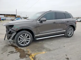 2015 Volkswagen Touareg WVGEF9BP2FD007404