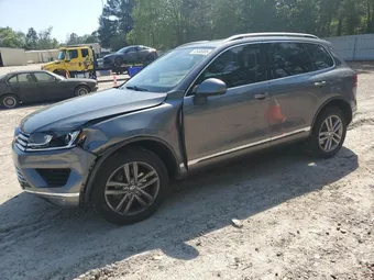 2016 Volkswagen Touareg WVGEF9BP1GD012594