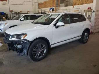 2015 Volkswagen Touareg WVGEF9BP5FD006960