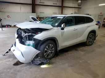 2022 Toyota Highlander 5TDGBRCH2NS543577