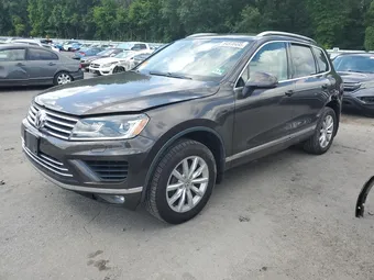 2016 Volkswagen Touareg WVGEF9BP8GD009174
