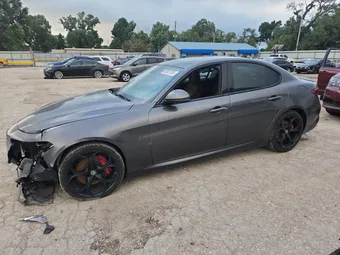 2018 Alfa Romeo Giulia ZARFAEEN0J7570684