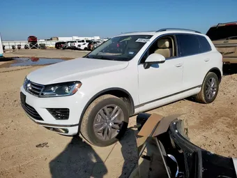 2016 Volkswagen Touareg WVGEF9BP2GD011101
