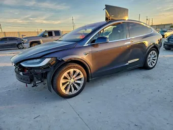 2018 Tesla Model X 5YJXCDE23JF128582