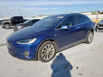 2018 Tesla Model X 5YJXCBE28JF105349