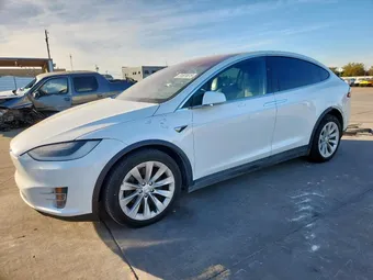 2018 Tesla Model X 5YJXCDE25JF133847