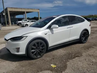 2018 Tesla Model X 5YJXCBE22JF118517