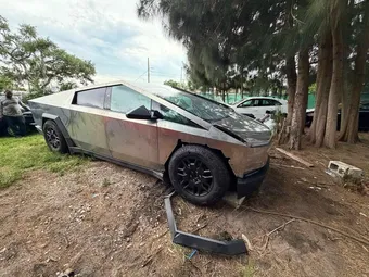 2024 Tesla Cybertruck 7G2CEHED5RA012985
