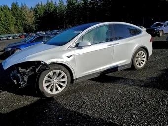 2018 Tesla Model X 5YJXCDE24JF113928