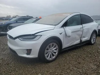 2018 Tesla Model X 5YJXCBE24JF116932