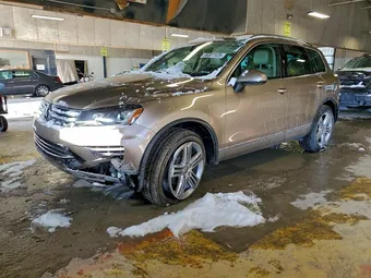 2015 Volkswagen Touareg WVGEF9BP1FD007295