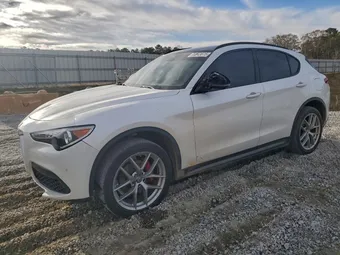 2018 Alfa Romeo ZASFAKNN3J7B77391