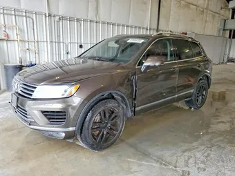 2015 Volkswagen Touareg WVGEF9BP8FD006824