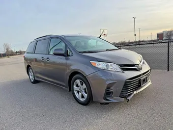 2018 Toyota Sienna 5TDKZ3DC1JS925096