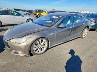 2015 Tesla Model S 5YJSA1E40FF114985