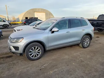 2016 Volkswagen Touareg WVGEF9BP7GD010185