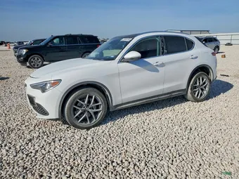 2018 Alfa Romeo ZASFAKAN5J7B88415
