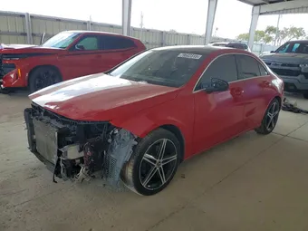 2019 Mercedes-Benz A-Class WDD3G4EB3KW013177