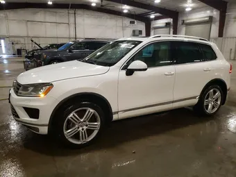 2016 Volkswagen Touareg WVGEF9BP5GD012520