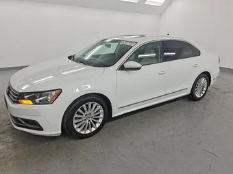 2016 Volkswagen Passat 1VWBT7A38GC010945