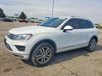 2015 Volkswagen Touareg WVGEF9BP1FD007460
