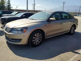 2015 Volkswagen Passat 1VWAT7A37FC011286