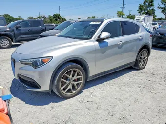 2018 Alfa Romeo ZASFAKAN4J7B74800