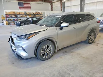 2022 Toyota Highlander 5TDHZRBH2NS576175 Lot 49579196