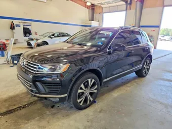 2017 Volkswagen Touareg WVGRF7BPXHD006039
