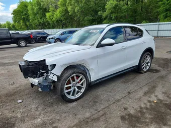 2018 Alfa Romeo ZASFAKNN6J7B81614