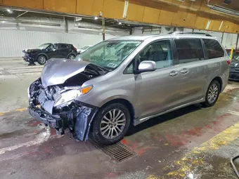 2018 Toyota Sienna 5TDYZ3DC5JS930232