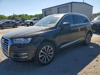 2017 Audi Q7 WA1LAAF70HD022695