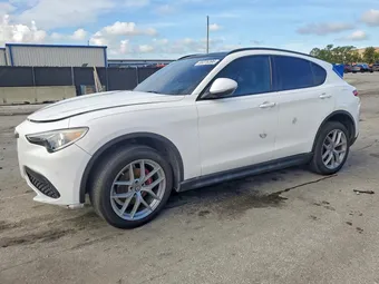 2018 Alfa Romeo ZASFAKNN0J7B82368
