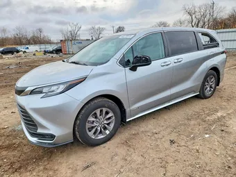 2021 Toyota Sienna 5TDKRKEC8MS022621