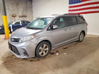 2018 Toyota Sienna 5TDKZ3DC0JS933562