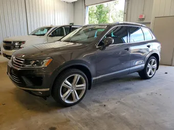 2017 Volkswagen Touareg WVGGF7BP4HD002687