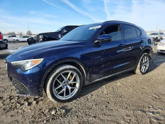 2018 Alfa Romeo ZASFAKNN6J7B72315