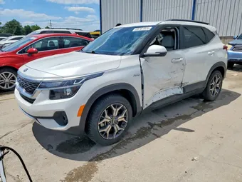 2021 Kia Seltos KNDERCAAXM7139215