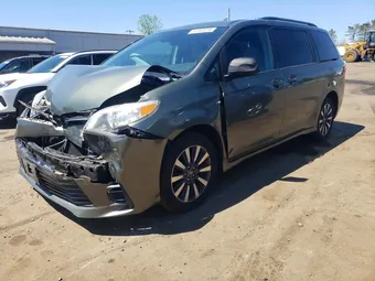 2018 Toyota Sienna 5TDJZ3DC1JS193256