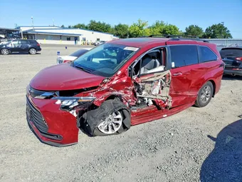 2025 Toyota Sienna 5TDJRKEC3SS228681