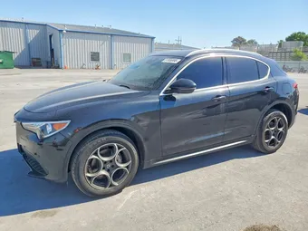 2018 Alfa Romeo ZASFAKAN1J7B74253