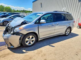 2018 Toyota Sienna 5TDKZ3DC3JS914116