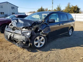2018 Toyota Sienna 5TDKZ3DC9JS933480