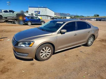 2015 Volkswagen Passat 1VWAT7A35FC015448