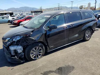 2021 Toyota Sienna 5TDKRKECXMS048105