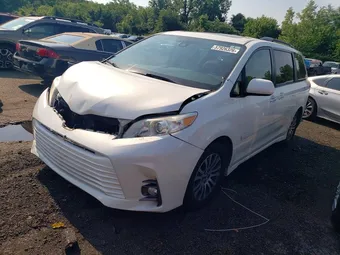 2018 Toyota Sienna 5TDYZ3DC8JS929558