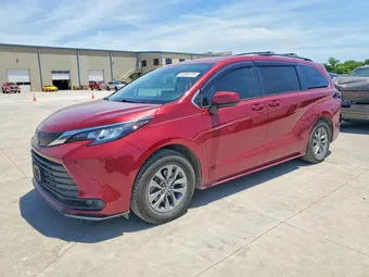 2022 Toyota Sienna 5TDKRKEC6NS098632