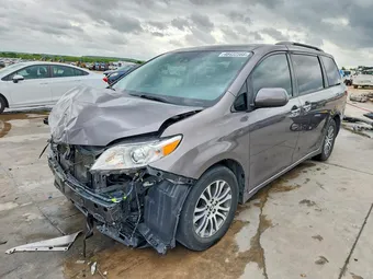 2019 Toyota Sienna 5TDYZ3DC0KS019274