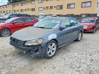 2015 Volkswagen Passat 1VWAS7A30FC080534